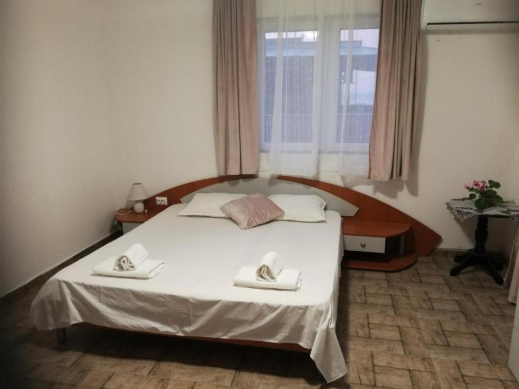 Hris Hotel Chernomorets Ngoại thất bức ảnh