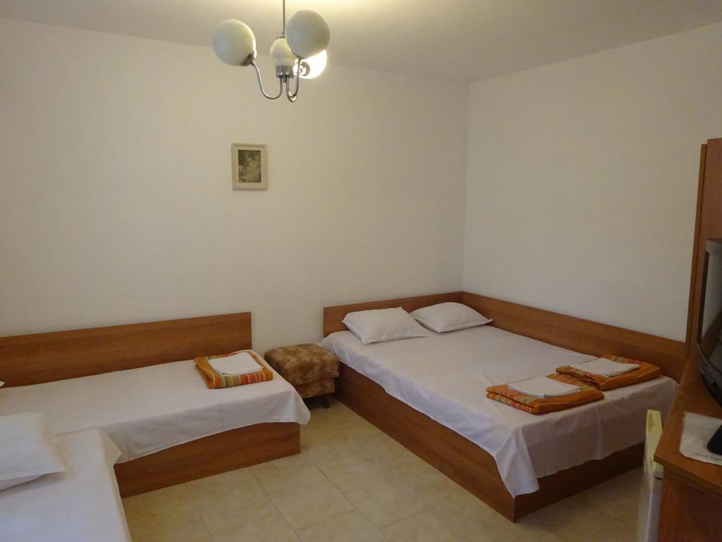 Hris Hotel Chernomorets Ngoại thất bức ảnh